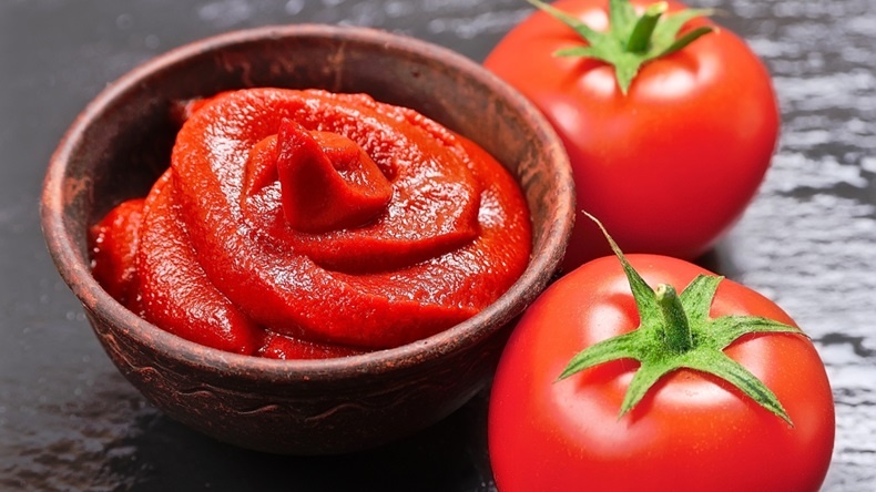 tomatoes_paste_black_background_397020577_1200